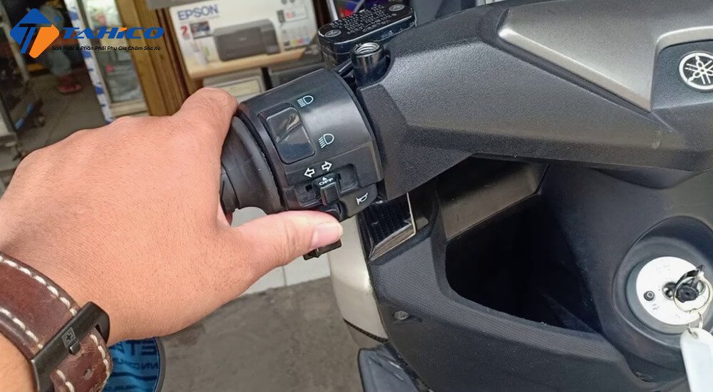 Kiểm tra các kết nối điện và rơ le đề trong quá trình bảo dưỡng xe máy