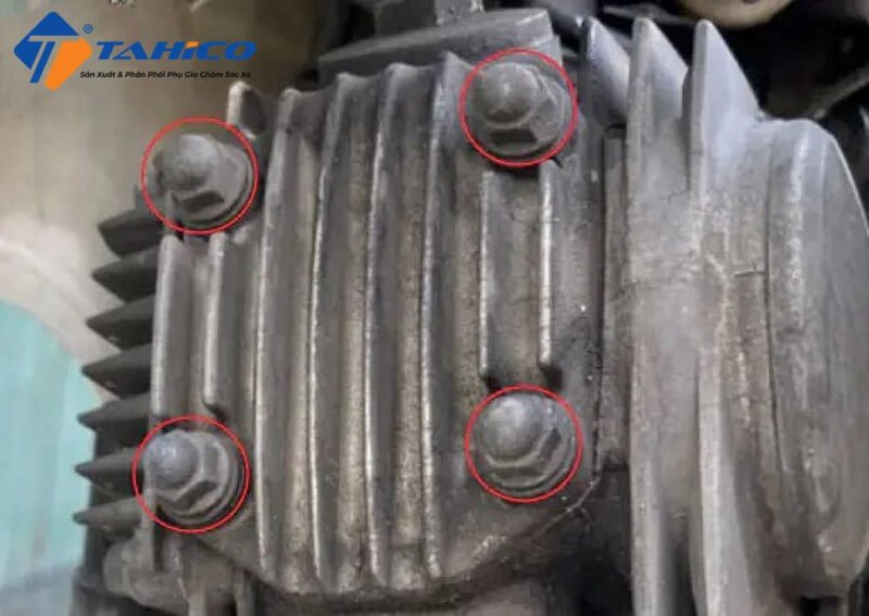 Kiểm tra các ốc đầu động cơ để xác định xe đã từng bị rớt đầu