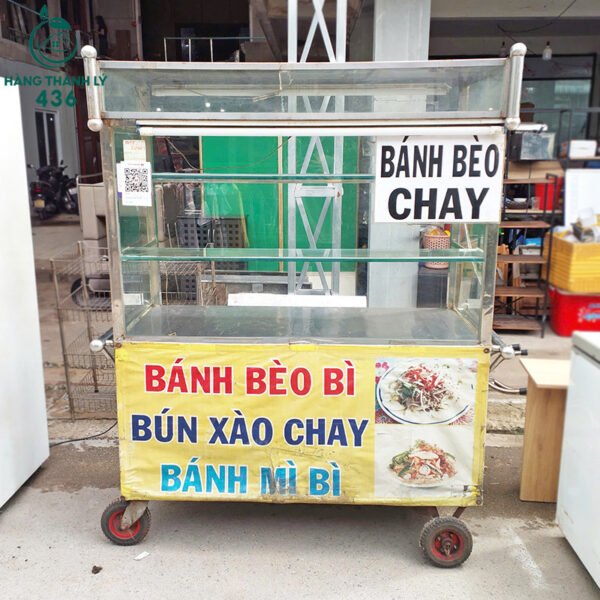 Kiểm tra chi tiết khung và bánh xe của xe bán hàng rong cũ giá rẻ