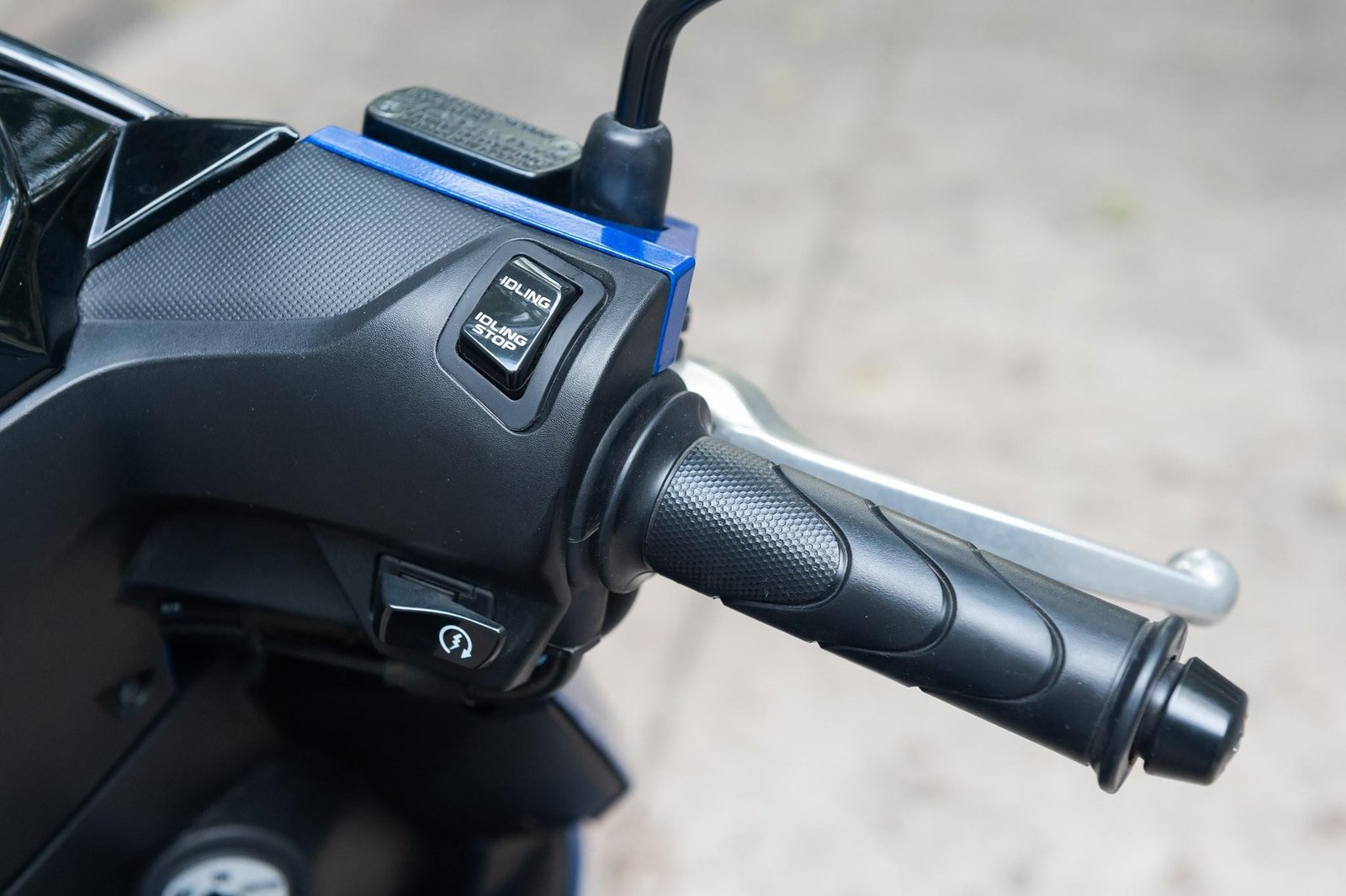 Kiểm tra công tắc đề và hệ thống điện khi xe máy nổ không lên