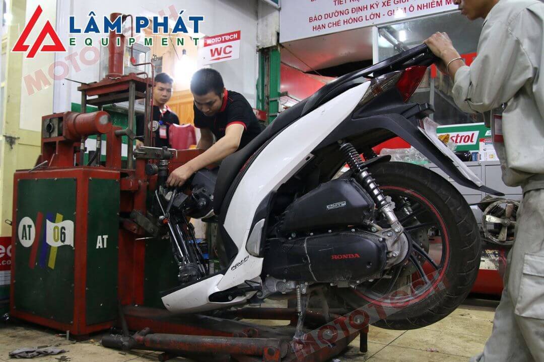 Kiểm tra dấu hiệu càng xe bị cong vênh sau va chạm