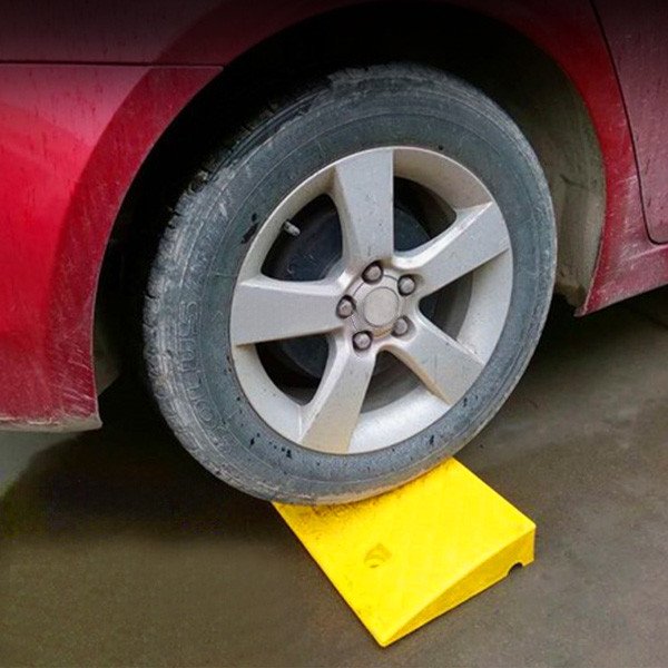 Kiểm tra độ bền của cầu dắt xe máy trước khi mua