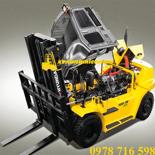 Kiểm tra động cơ xe nâng dầu trong quy trình sửa chữa