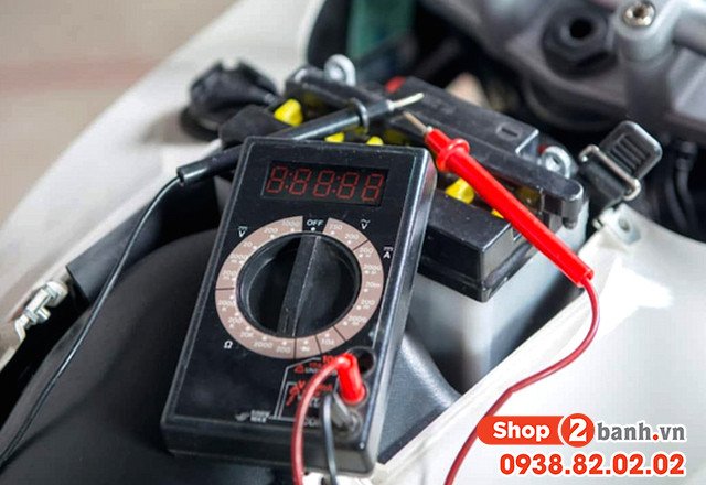 Kiểm tra hệ thống mô tơ khởi động và kết nối điện trên xe máy