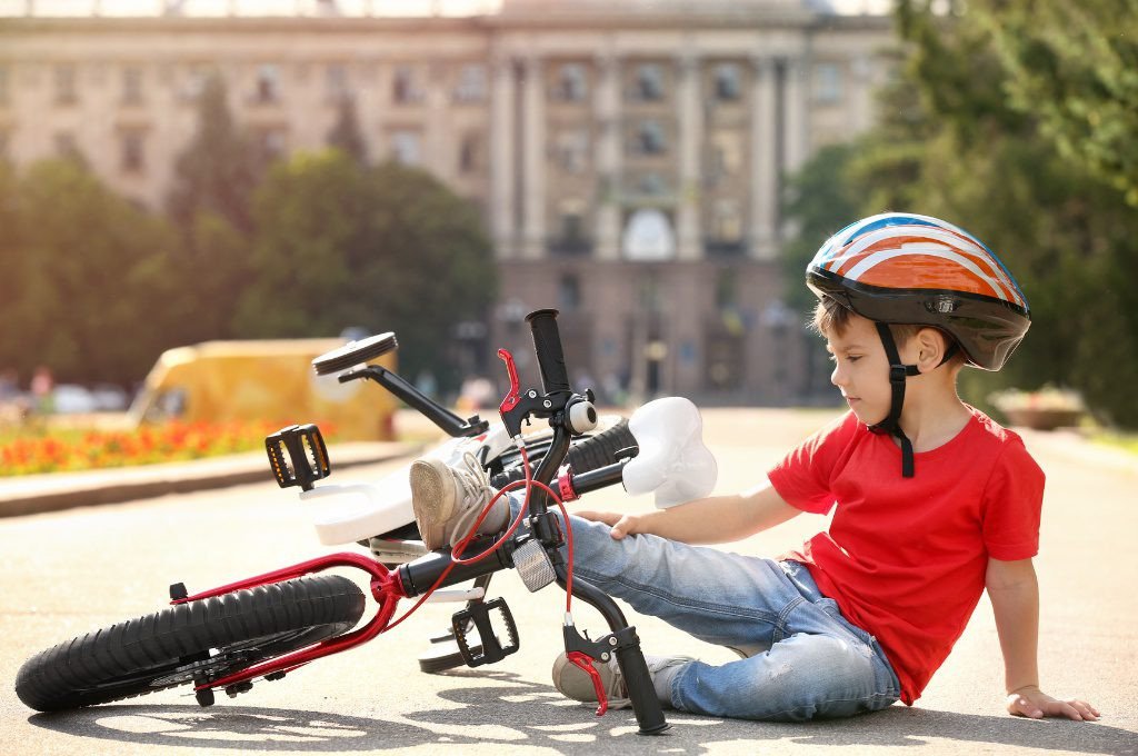 Kiểm tra kỹ lưỡng các bộ phận như phanh và kích thước xe để đảm bảo an toàn cho bé