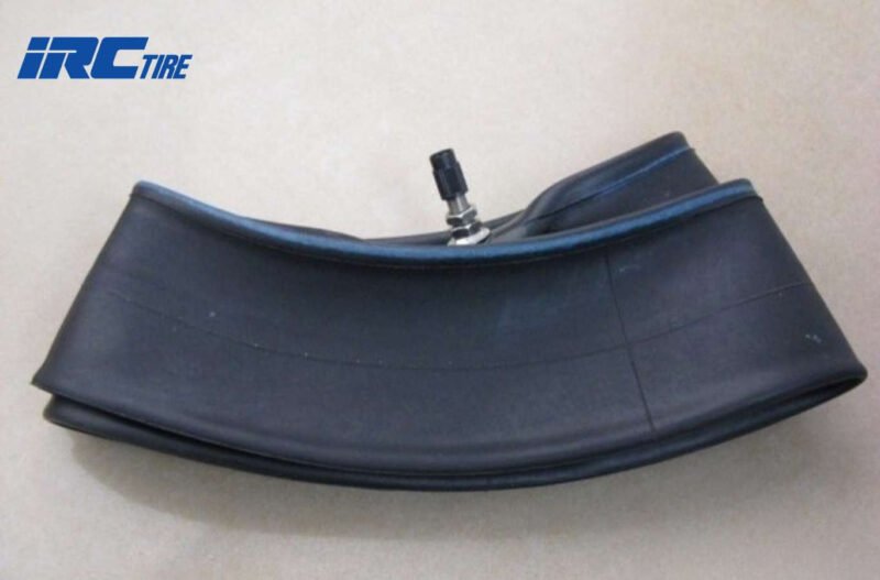 Kiểm tra lốp xe máy để phát hiện săm bị hư hỏng