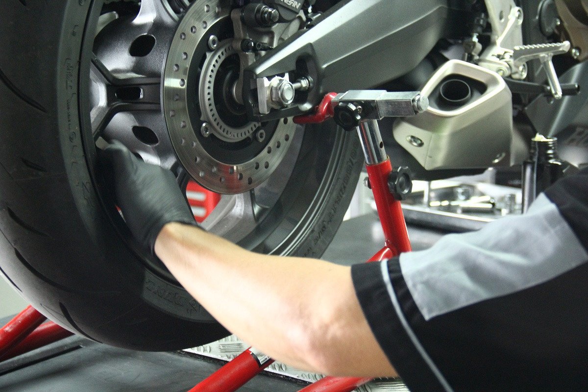 Kiểm tra lốp xe trong quá trình bảo dưỡng định kỳ