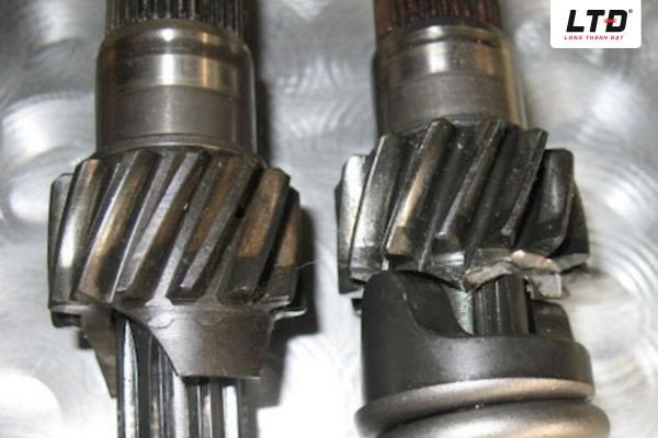 Kiểm tra mức dầu nhớt hộp số xe máy