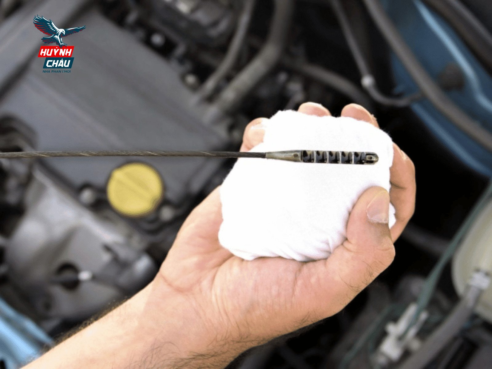 Kiểm tra mức dầu nhớt là bước quan trọng khi xe gặp sự cố động cơ