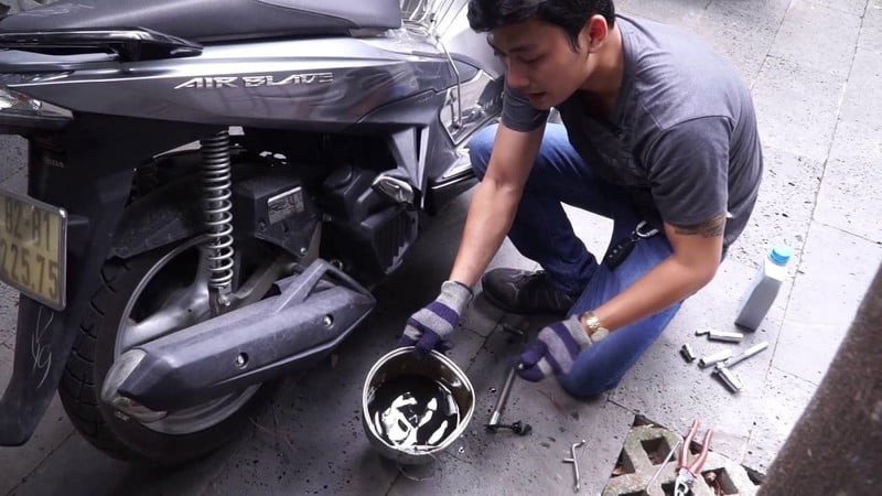 Kiểm tra nhớt xe sau khi xe máy bị vô nước là việc cần thiết
