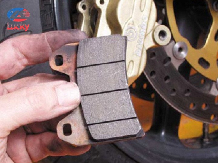 Kiểm tra phuộc xe là bước quan trọng để loại bỏ rung động