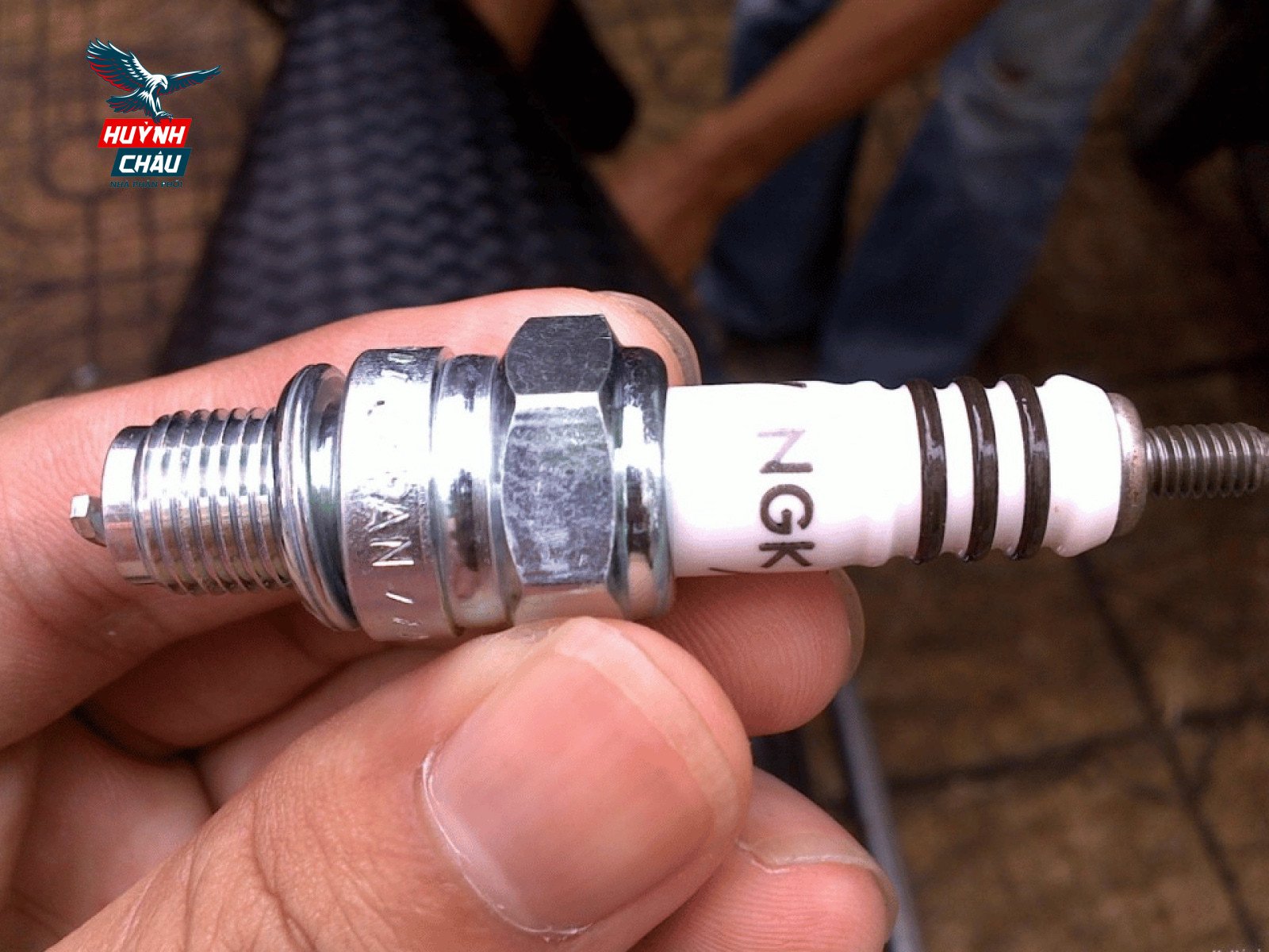 Kiểm tra và làm sạch bugi để hạn chế tình trạng xe đang đi chết máy