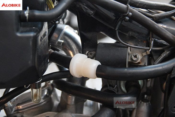 Kim phun bị tắc gây ra tình trạng xe đề không nổ