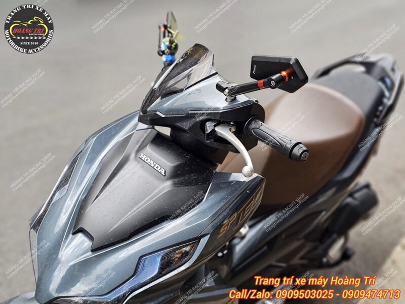 Kính chiếu hậu Rizoma lá xéo với các góc cạnh giúp xe trông khác biệt hơn