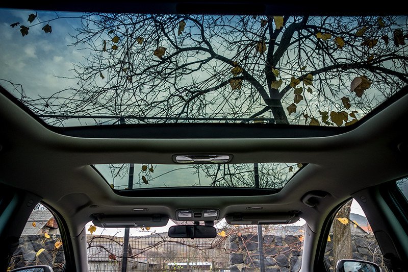 Kính trần xe ô tô được dán film cách nhiệt chất lượng cao