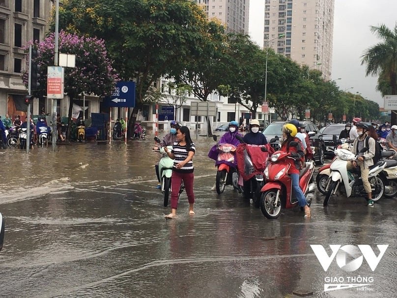 Kỹ năng lái xe máy qua vùng ngập nước an toàn