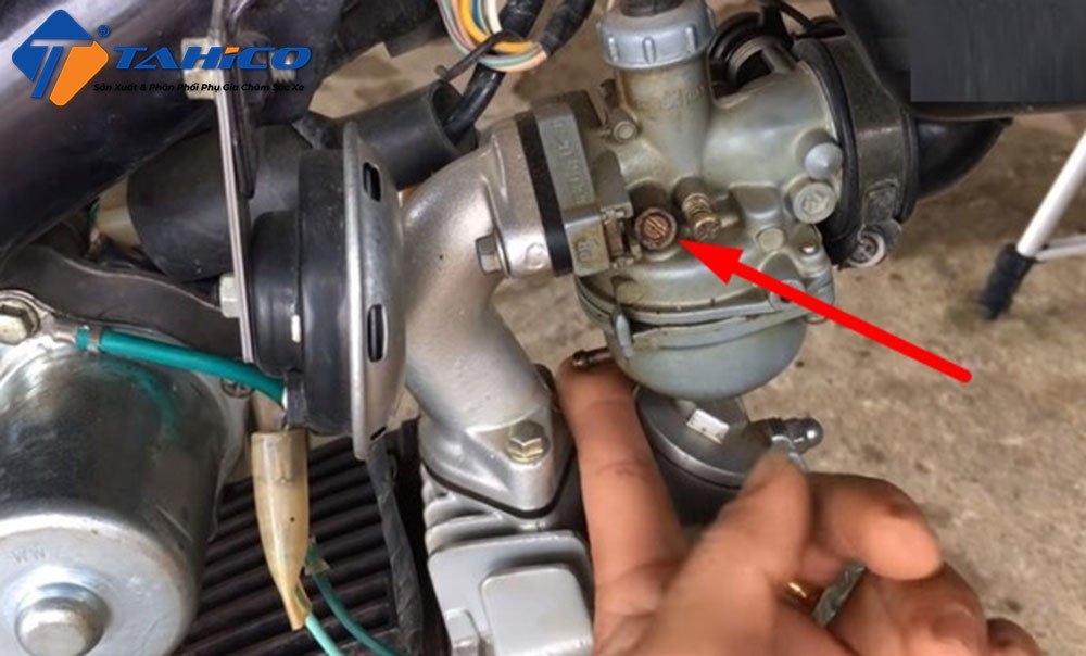 Kỹ thuật rút xăng từ ống xả trên xe số phổ thông