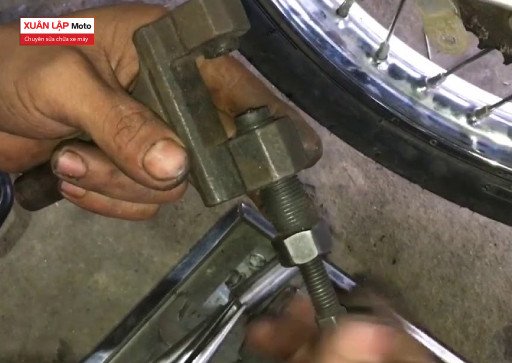 Kỹ thuật sử dụng vam cắt xích để tháo chốt xích một cách an toàn