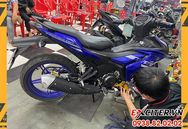 Kỹ thuật viên chuyên nghiệp đang thực hiện bảo dưỡng xe máy