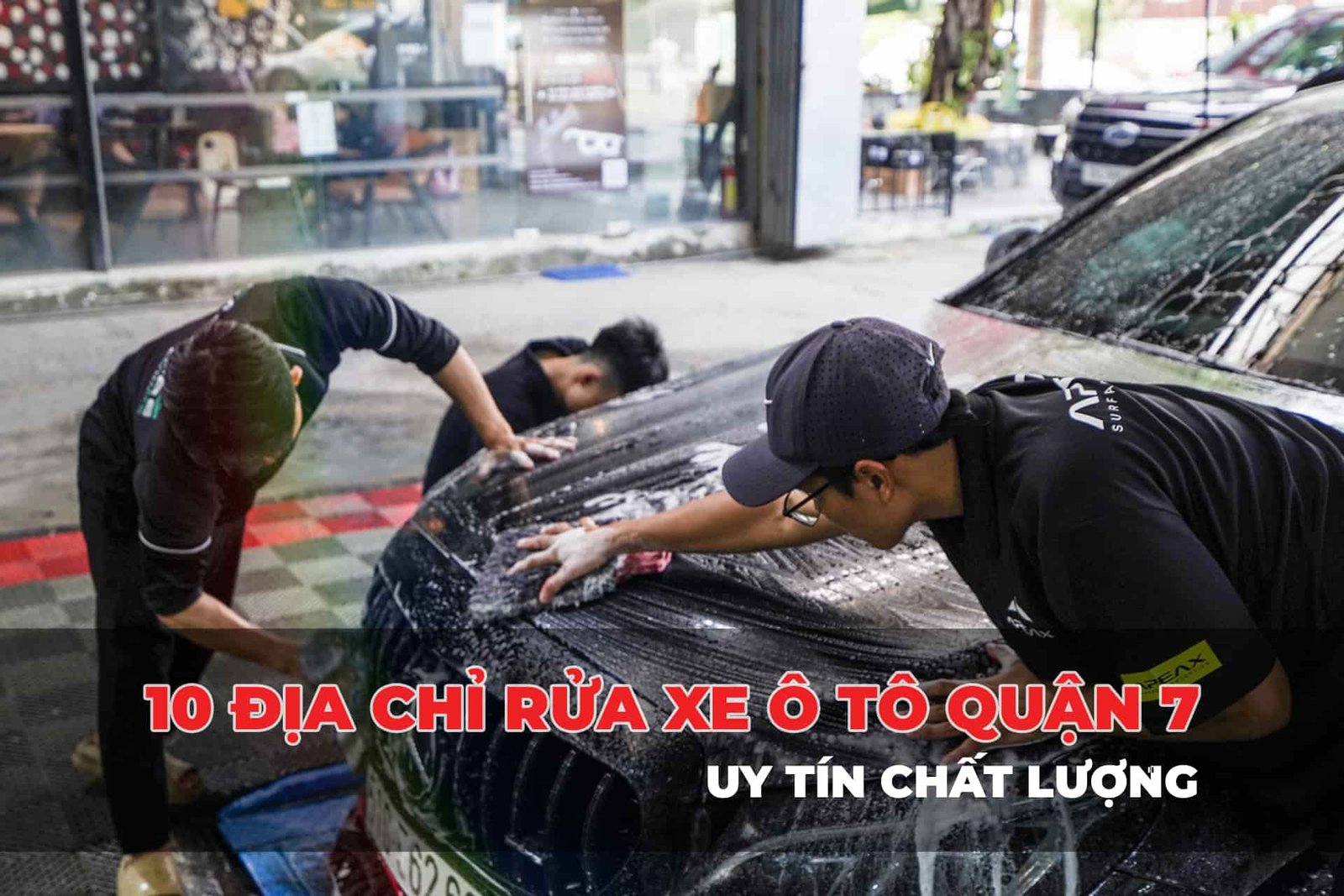 Kỹ thuật viên đang cẩn thận làm sạch mâm xe và lốp xe bằng dụng cụ chuyên dụng