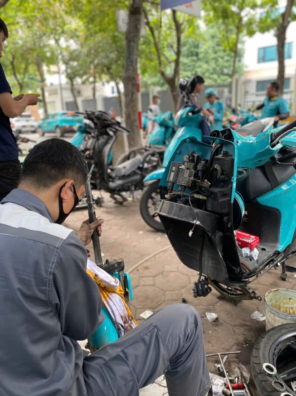 Kỹ thuật viên đang kiểm tra chi tiết hệ thống điện trên xe máy điện VinFast