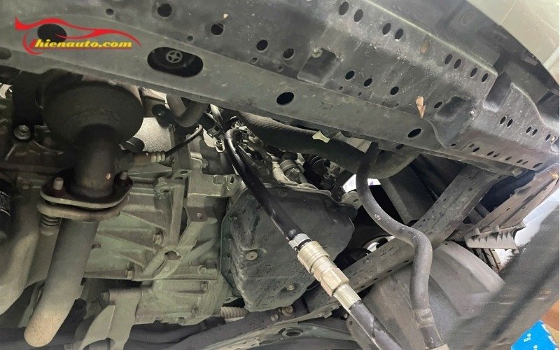 Kỹ thuật viên đang kiểm tra dầu xả ra từ động cơ Ford Ranger