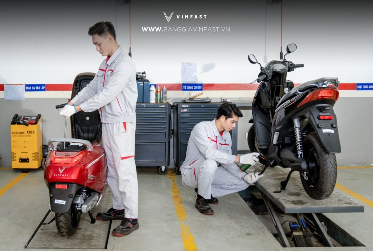 Kỹ thuật viên đang kiểm tra động cơ xe máy điện Vinfast