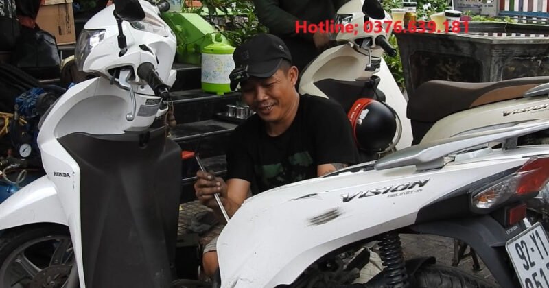 Kỹ thuật viên đang kiểm tra động cơ xe máy