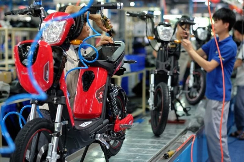 Kỹ thuật viên đang kiểm tra ổ khóa xe