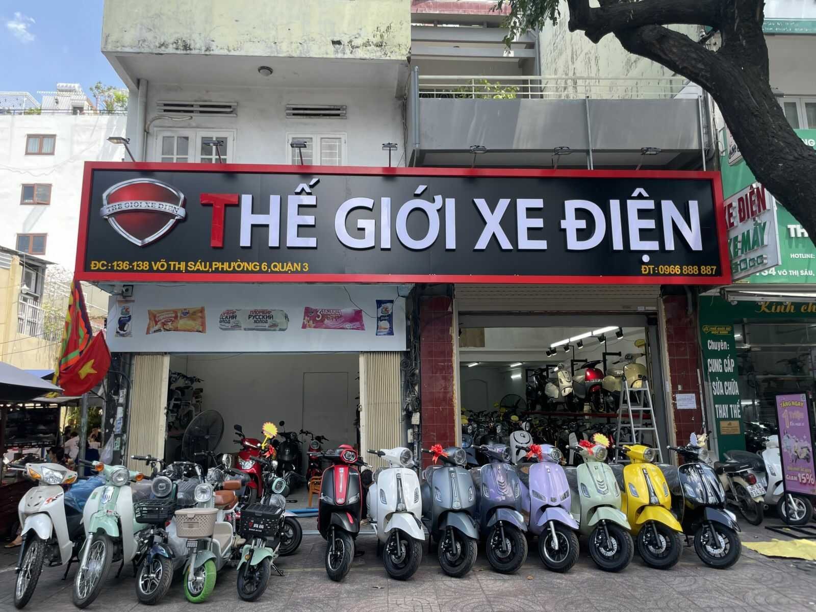 Kỹ thuật viên đang kiểm tra và bảo dưỡng động cơ xe máy 50cc