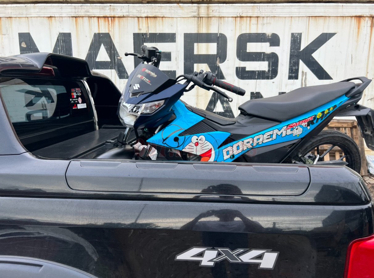 Kỹ thuật viên đang kiểm tra và sửa chữa xe máy lưu động