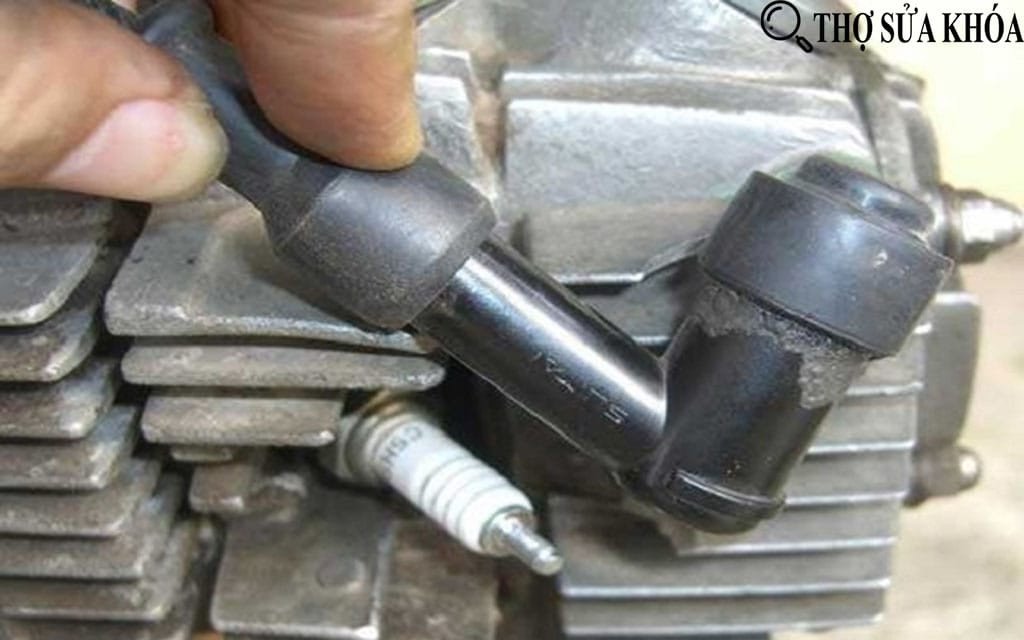 Kỹ thuật viên đang kiểm tra và thay thế bugi xe máy