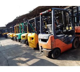 Kỹ thuật viên đang làm việc trên hệ thống điện và ắc quy của xe nâng điện