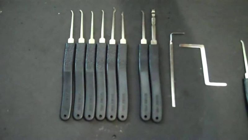 Kỹ thuật viên đang mở khóa xe máy bằng dụng cụ chuyên dụng