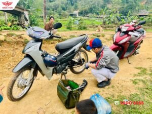 Kỹ thuật viên đang sử dụng thiết bị kiểm tra xe máy