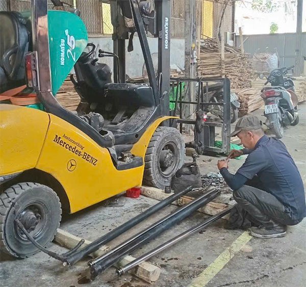 Kỹ thuật viên đang sửa chữa bo mạch điều khiển xe nâng điện