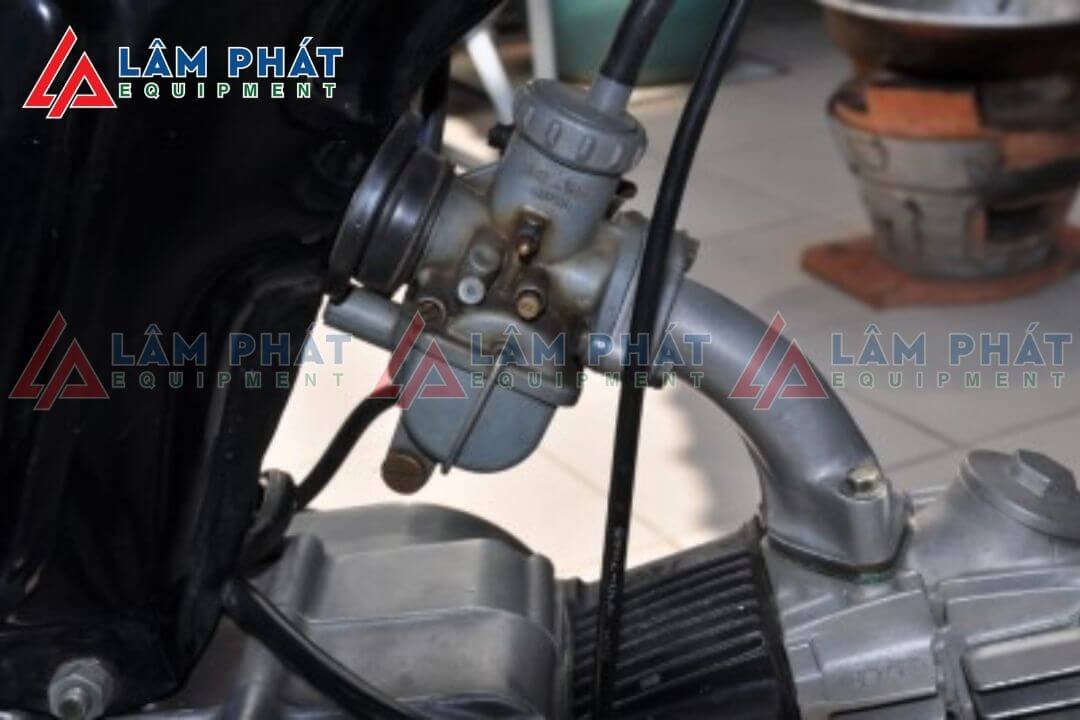 Kỹ thuật viên đang thao tác điều chỉnh vít trên bộ chế hòa khí