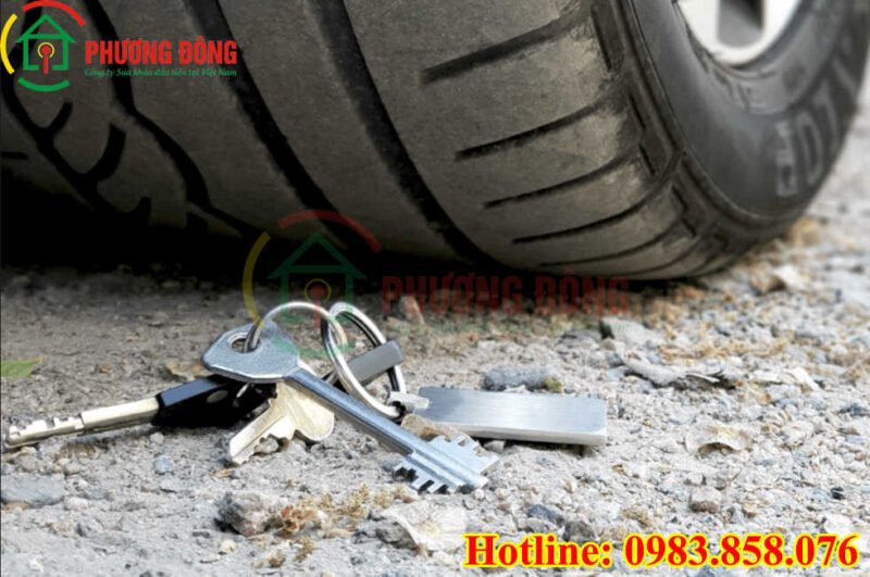 Kỹ thuật viên đang thao tác làm chìa khóa xe máy bằng thiết bị chuyên dụng