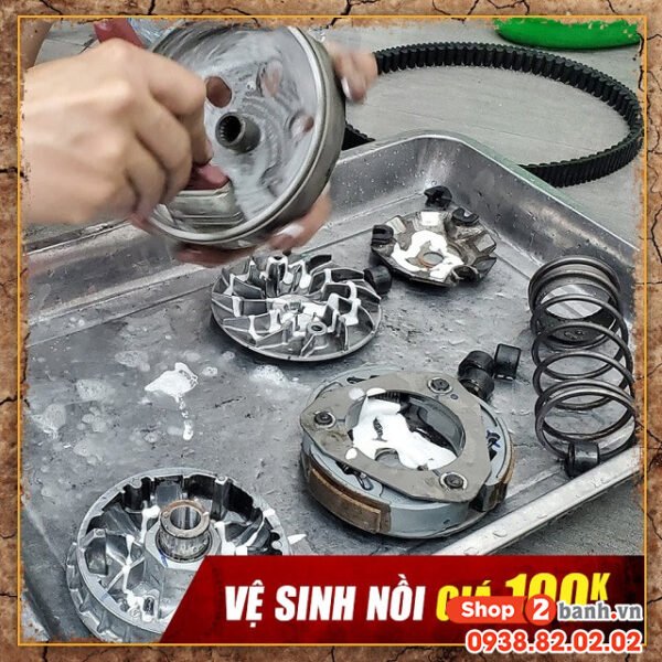 Kỹ thuật viên đang tháo và kiểm tra các chi tiết trong bộ nồi xe ga