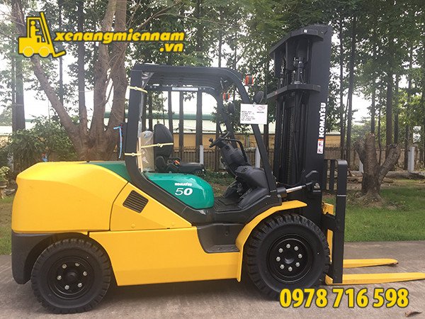 Kỹ thuật viên đang thay thế phụ tùng cho xe nâng điện