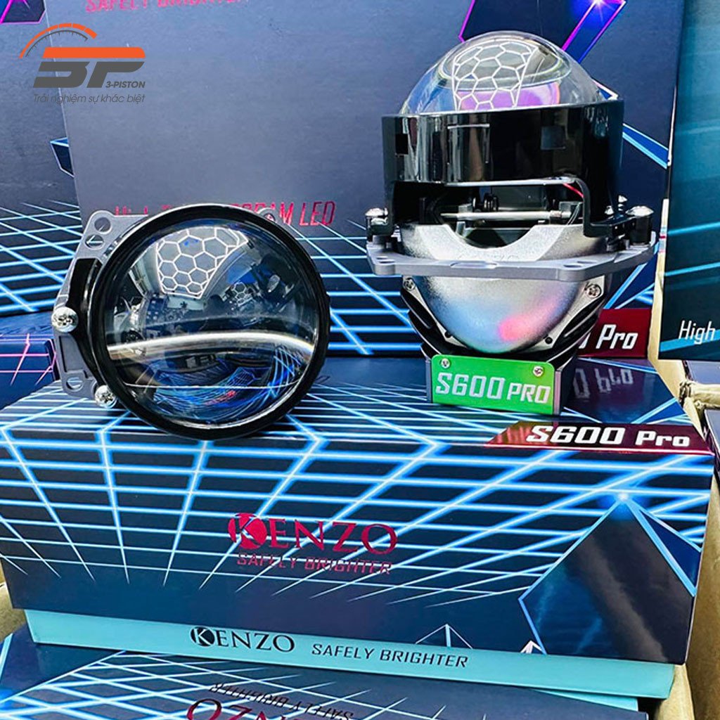 Kỹ thuật viên đang thực hiện lắp đặt đèn bi cầu trên xe máy