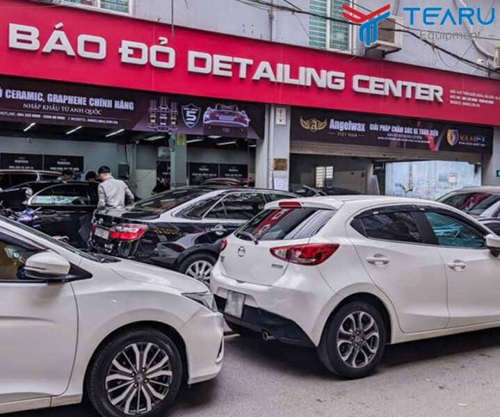 Kỹ thuật viên đang thực hiện quy trình chăm sóc xe hơi chuyên nghiệp