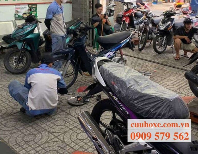 Kỹ thuật viên đang thực hiện sửa xe máy lưu động Vũng Tàu