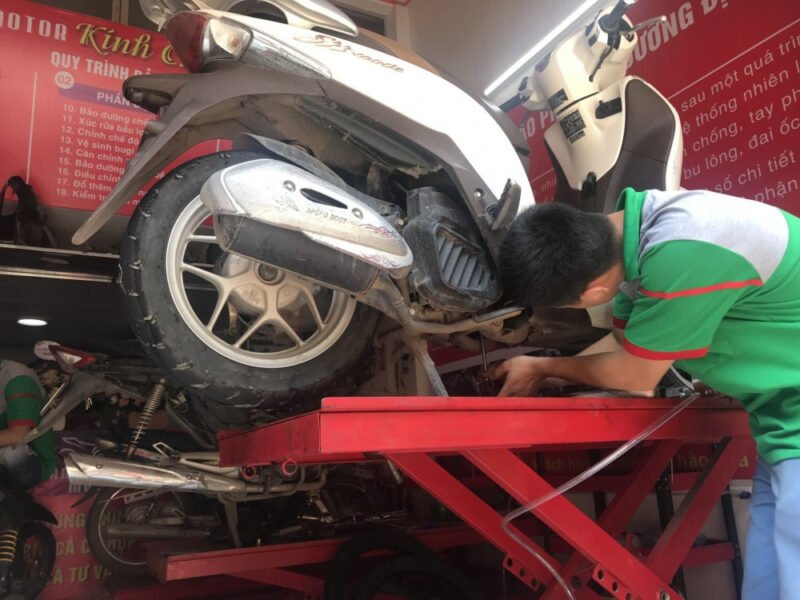 Kỹ thuật viên đang thực hiện vá săm xe máy