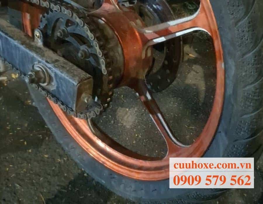 Kỹ thuật viên đang tiến hành vá lốp xe máy tận nơi