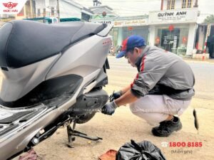 Kỹ thuật viên hỗ trợ sửa chữa xe máy ngay tại hiện trường