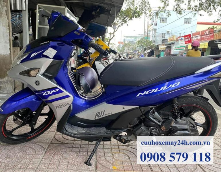 Kỹ thuật viên kiểm tra động cơ xe máy