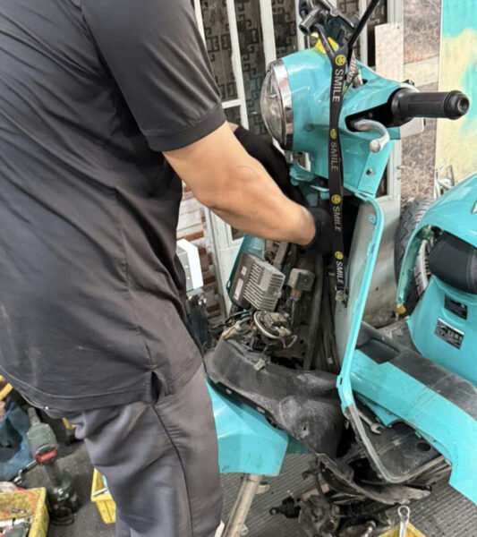 Kỹ thuật viên kiểm tra hệ thống điện của xe máy điện VinFast