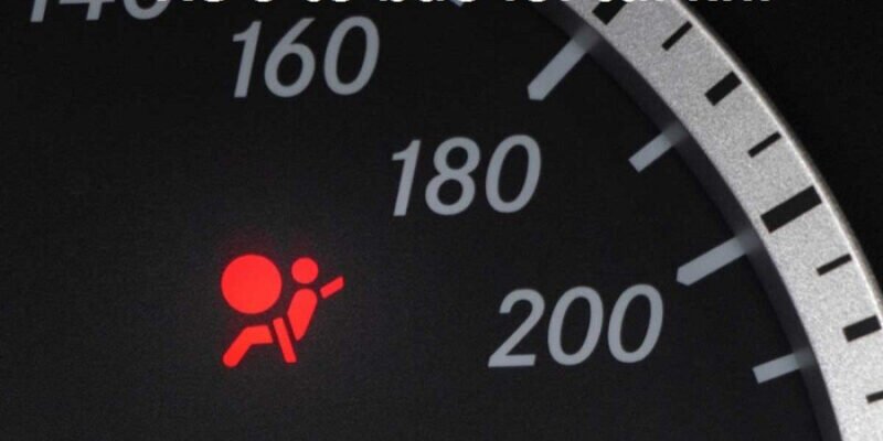 Kỹ thuật viên kiểm tra hệ thống túi khí trên xe ô tô