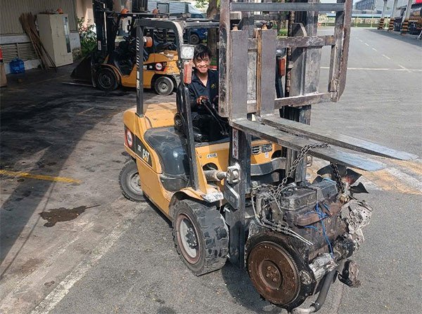 Kỹ thuật viên kiểm tra lỗi xe nâng dầu tại Tây Ninh